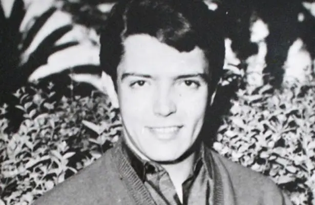 Alberto Vázquez joven, con su peinado característico, representando su imagen de galán romántico.