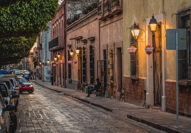 Calles empedradas y arquitectura colonial en el centro histórico de Querétaro, mostrando qué hacer en Querétaro.