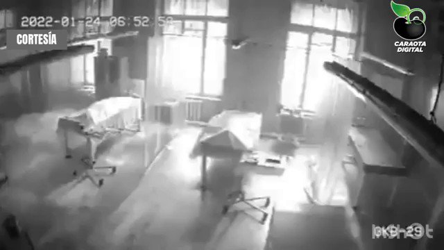 Captura de pantalla del supuesto zombie ruso levantándose de una camilla en una morgue.