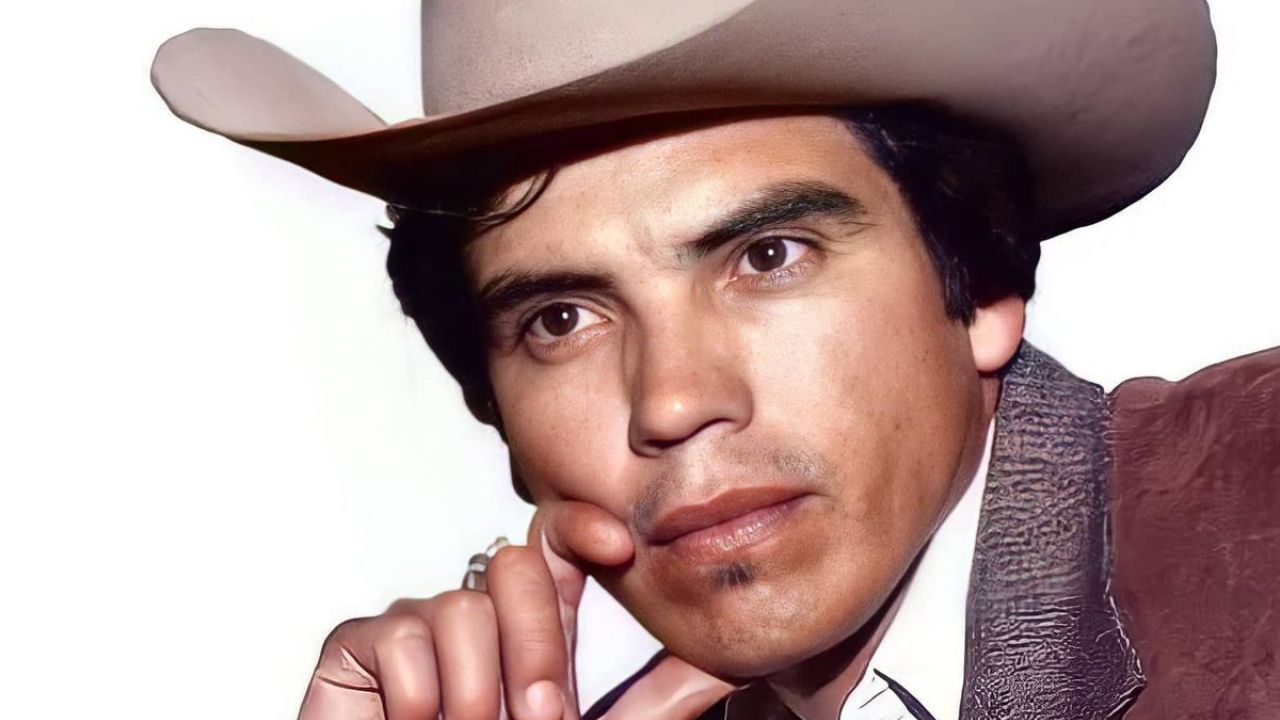 Chalino Sánchez en el escenario del Salón Bugambilias, durante su última presentación, momento de la amenaza.