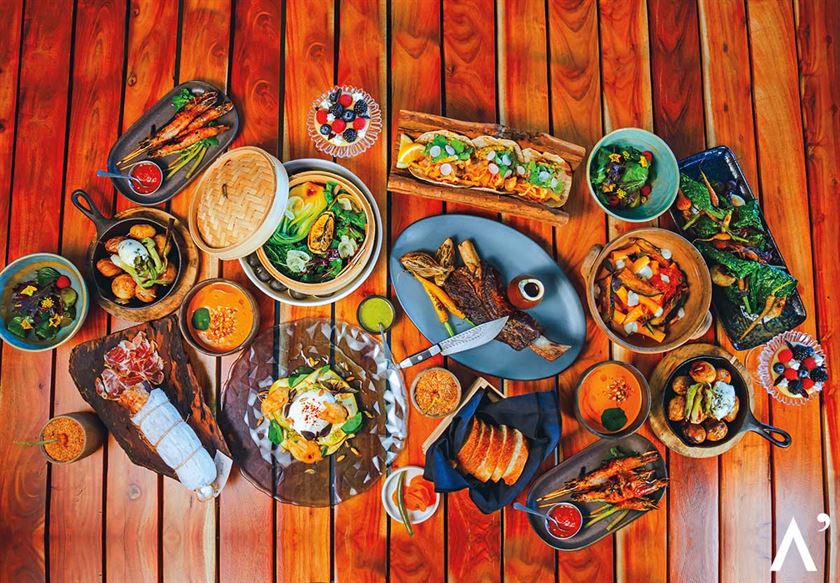 Collage de diferentes platillos exóticos del mundo, invitando a la aventura culinaria.