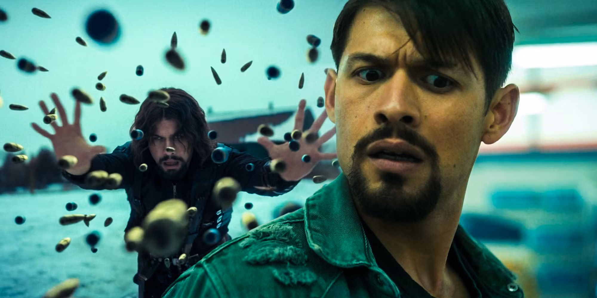 Diego Hargreeves lanzando cuchillos con precisión, destacando su manipulación de trayectoria, uno de los poderes de The Umbrella Academy.