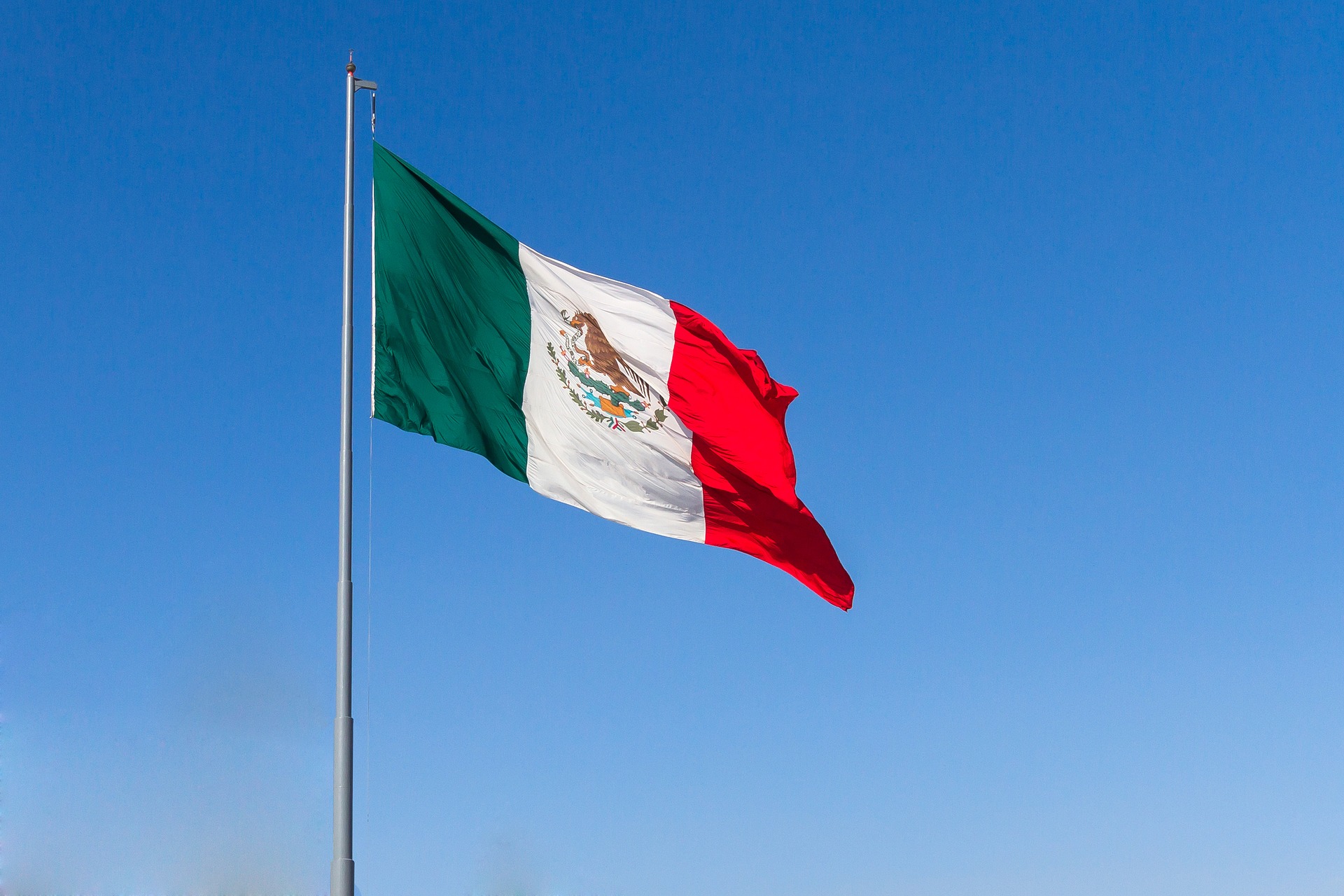 Diseño actual de la bandera de México ondeando, un símbolo de la historia y evolución nacional.