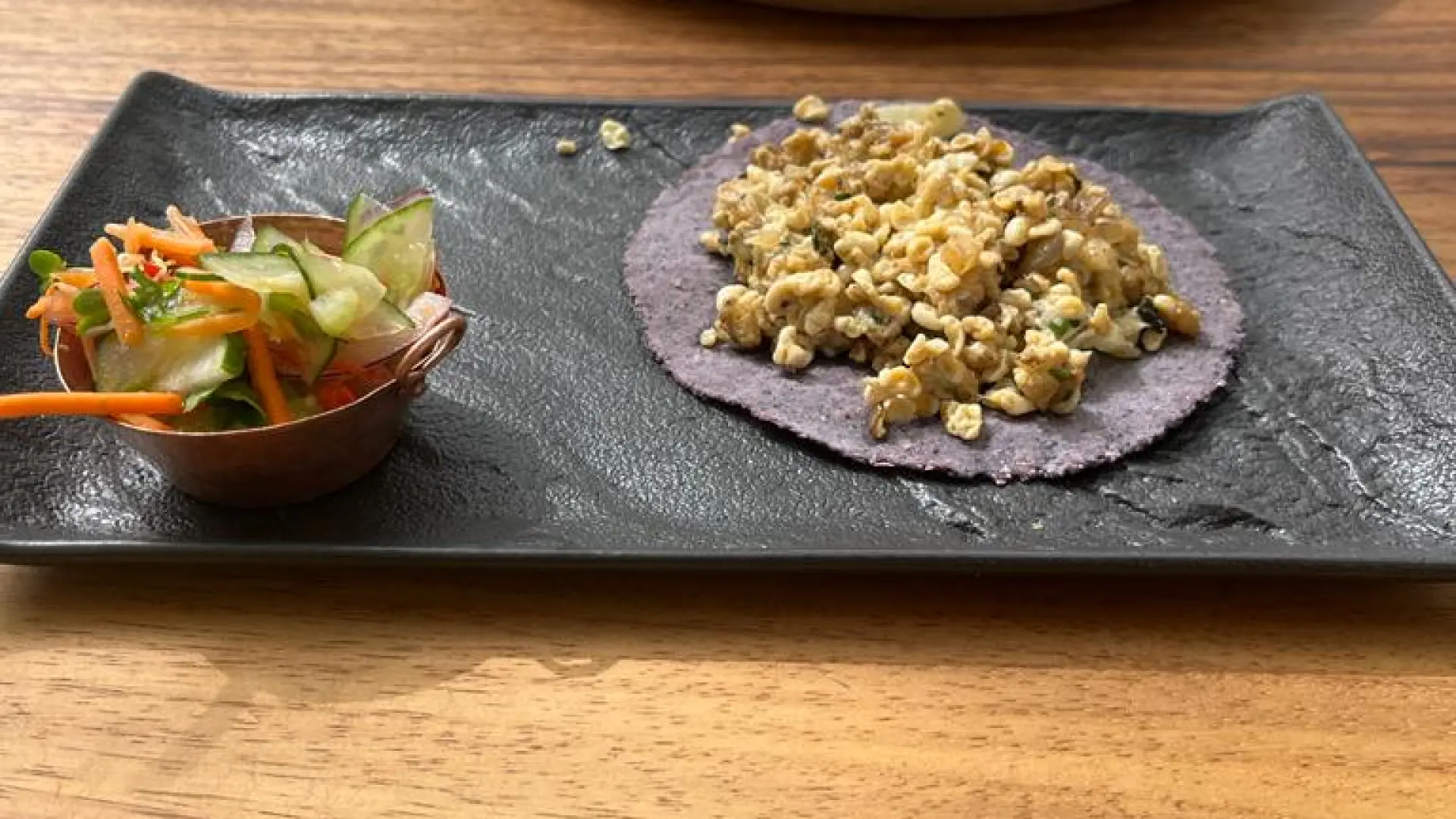Escamoles mexicanos en un taco, representando los insectos como platillos exóticos del mundo.