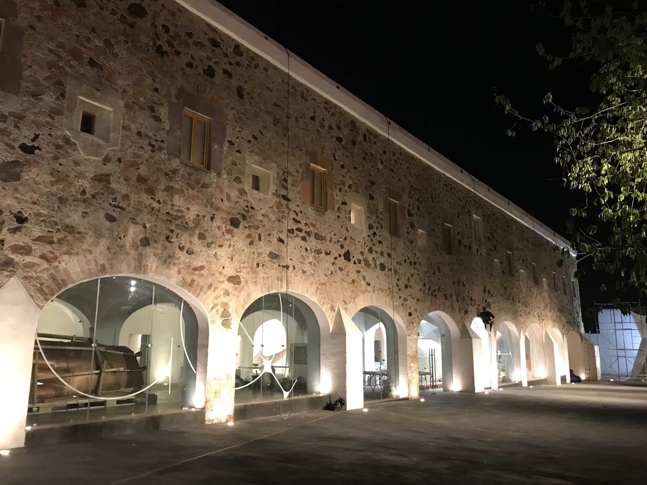 Fachada del Museo de Arte Contemporáneo de Querétaro, un contraste entre lo antiguo y lo moderno.