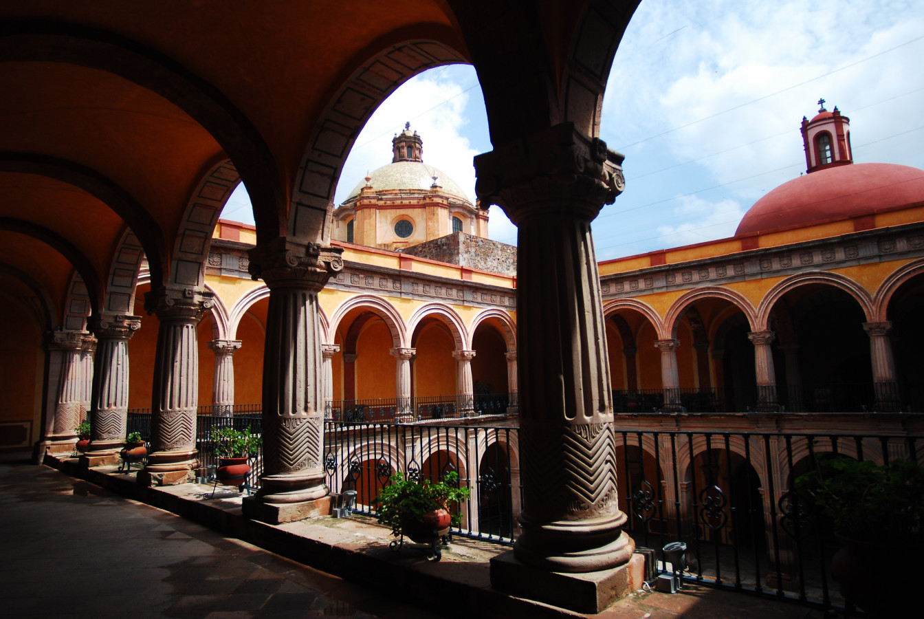 Fachada del antiguo convento que alberga el Museo Regional de Querétaro, un edificio histórico.