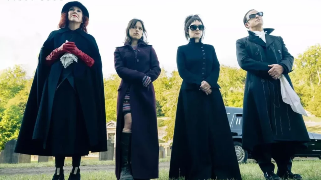 Funeral de Charles Deetz en Beetlejuice 2 con Delia, Lydia y Astrid, mostrando cómo la película aborda su ausencia.