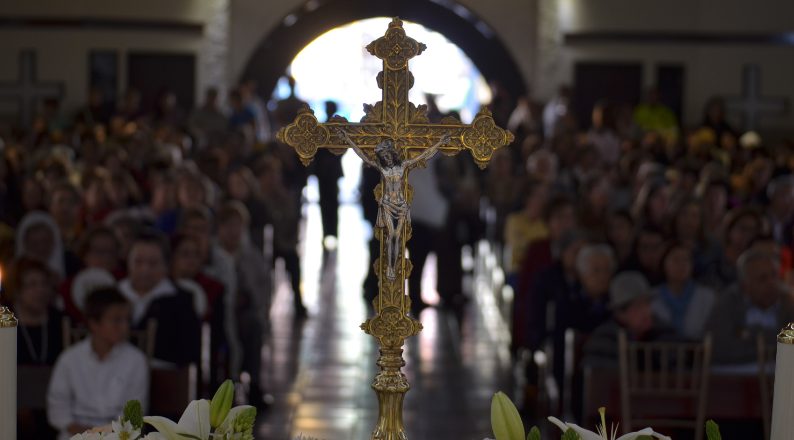 Iglesia católica con fieles, simbolizando la importancia de la religión en los países más católicos del mundo.
