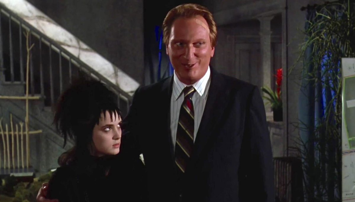 Jeffrey Jones como Charles Deetz en la película original de Beetlejuice, mostrando el personaje que no regresó en la secuela.
