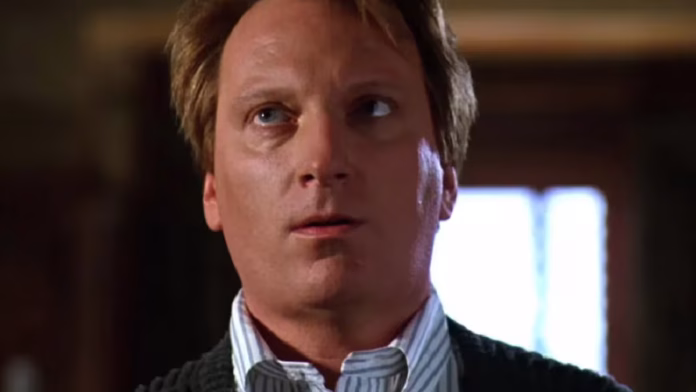Jeffrey Jones en Beetlejuice 2- La oscura razón detrás de la ausencia de Charles Deetz