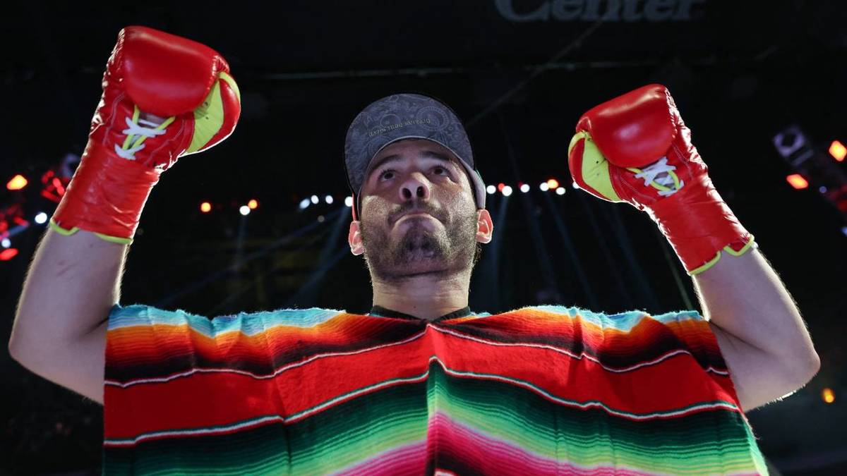 Julio César Chávez Jr. en el ring durante un combate de boxeo, destacando su carrera.