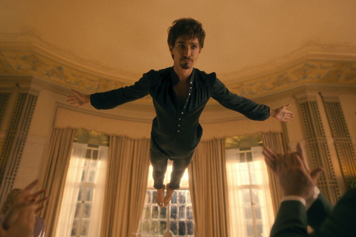 Klaus Hargreeves interactuando con espíritus, mostrando su mediumnidad y evocación, parte de los poderes de The Umbrella Academy.