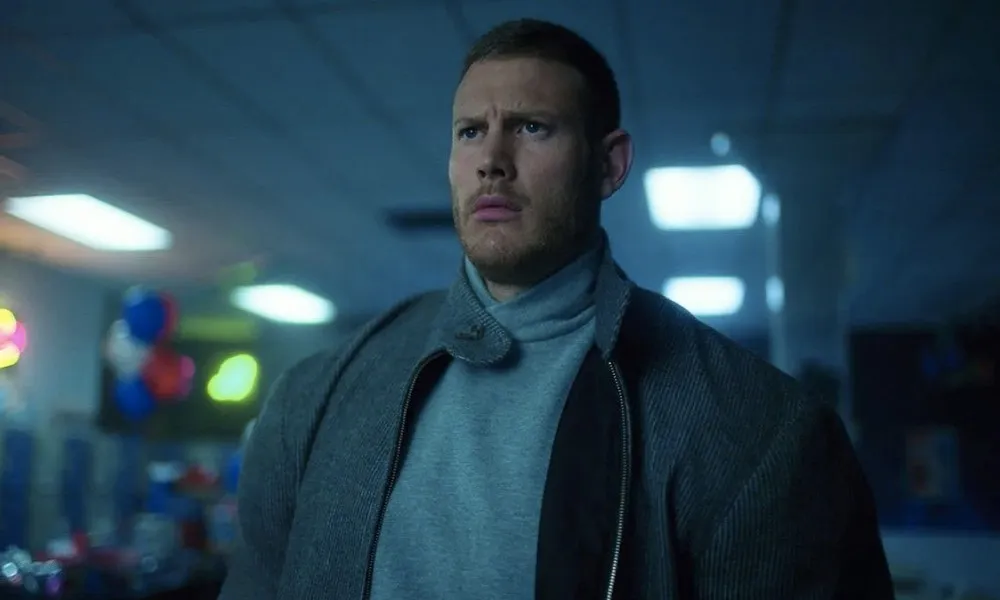 Luther Hargreeves, Número Uno, demostrando su fuerza sobrehumana, uno de los poderes de The Umbrella Academy.