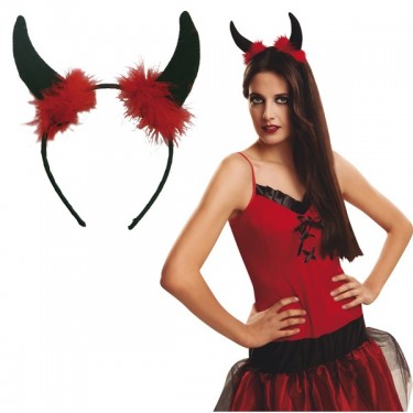 Mujer disfrazada de diablita con un vestido rojo y cuernos, un clásico disfraz de Halloween económico.