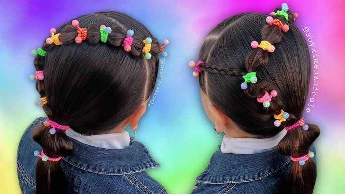 Niña con coletas trenzadas y ligas de colores, un peinado divertido para el regreso a clases.