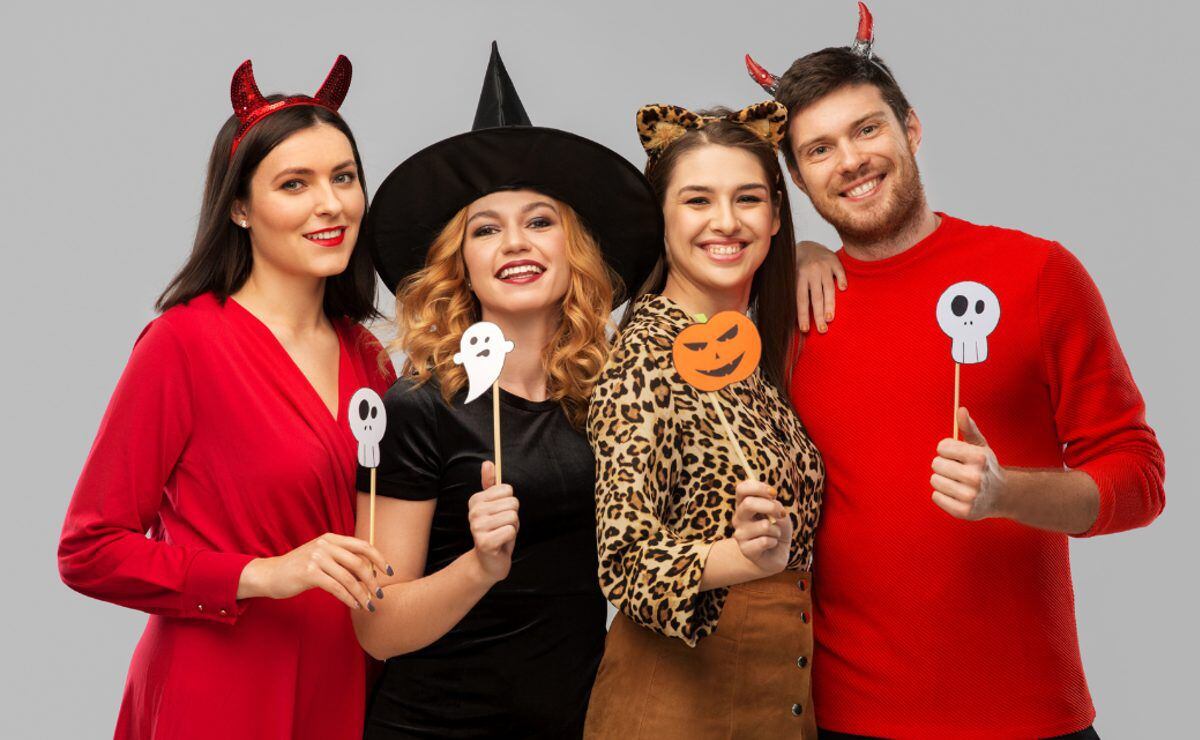 Personas luciendo disfraces de Halloween económicos y creativos, con un presupuesto limitado.