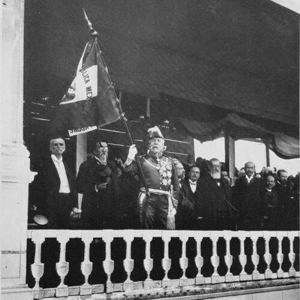 Porfirio Díaz dando el Grito de Independencia desde Palacio Nacional, oficializando la tradición del 15 de septiembre.