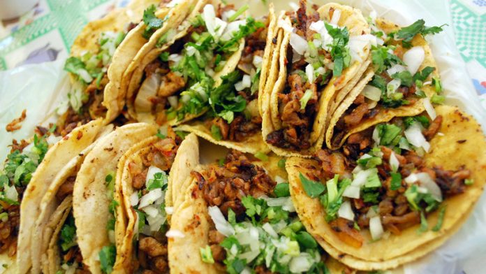 Puesto de tacos callejeros en México, representando los tacos como una de las comidas más populares del mundo.