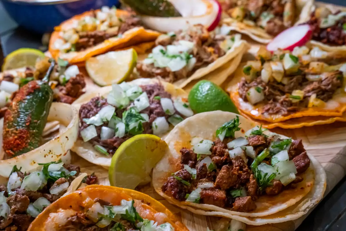 Puesto de tacos callejeros en México, representando los tacos como una de las comidas más populares del mundo.