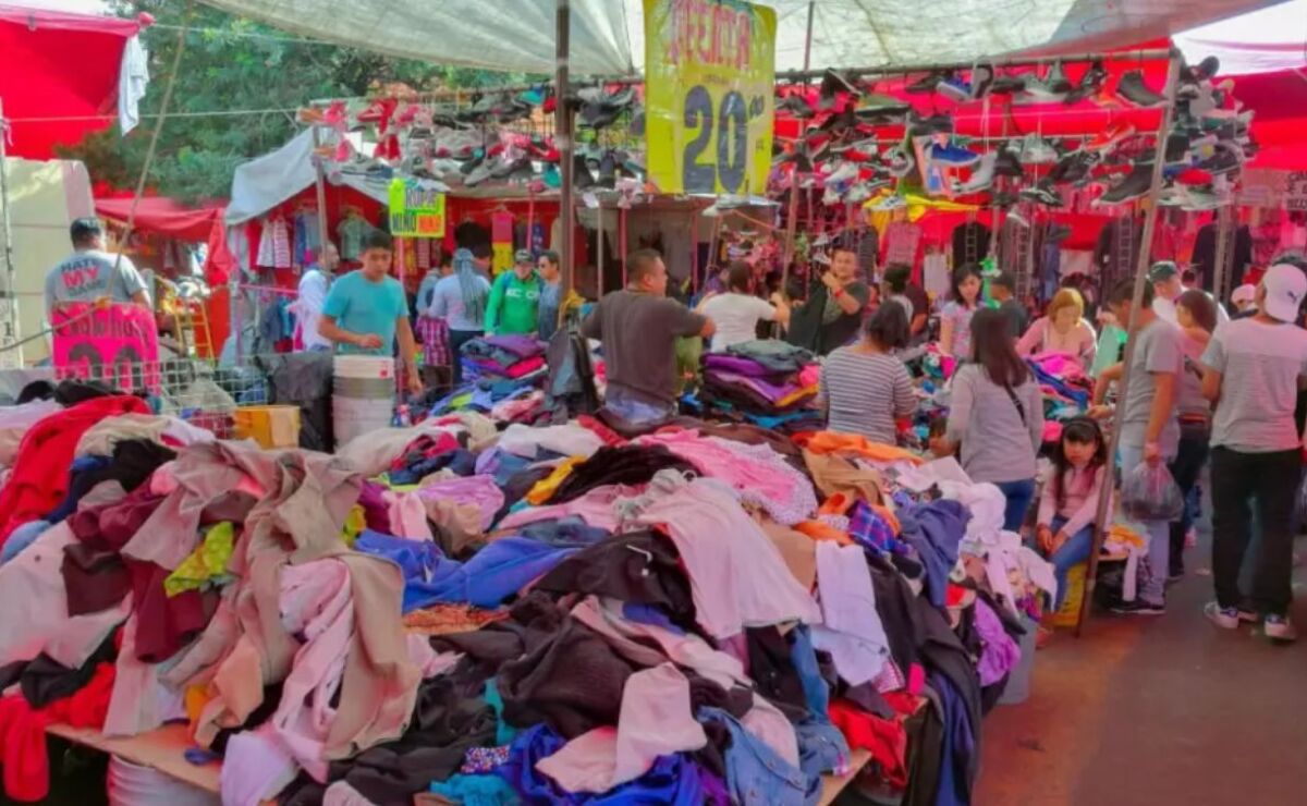 Puestos de ropa en el Tianguis del Imán, con prendas de paca exhibidas.
