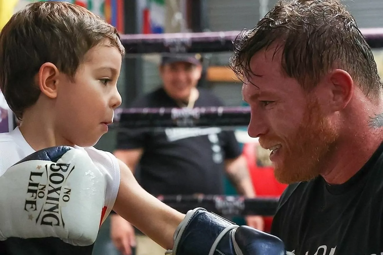 Saúl Adiel Álvarez entrenando boxeo, siguiendo los pasos de su padre, el Canelo Álvarez.