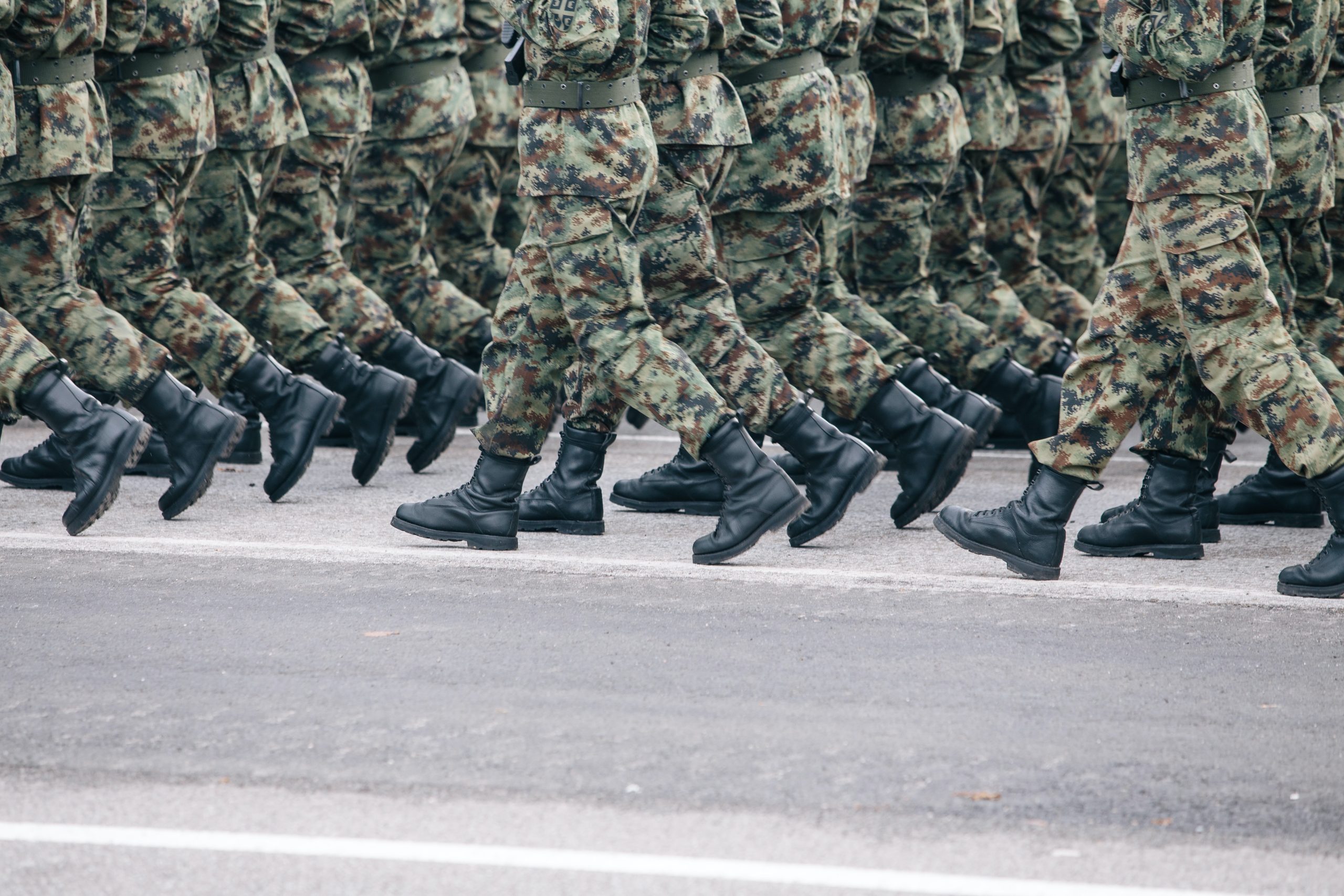 Soldados coreanos en entrenamiento militar, representando el servicio militar en Corea del Sur.