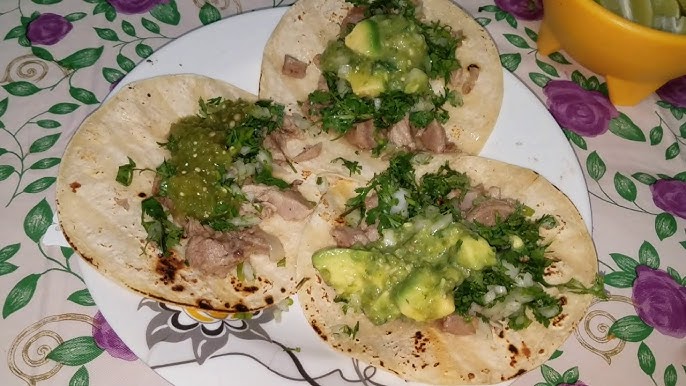 Tacos de carnitas con cebolla y cilantro, representando uno de los tacos más populares en México.