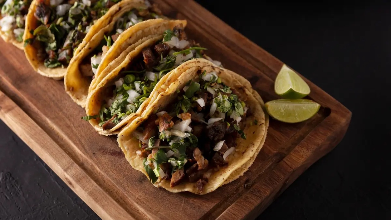Tacos de suadero con cebolla y cilantro, un clásico de la Ciudad de México.