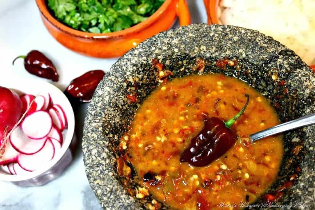 Variedad de salsas picantes mexicanas, resaltando el chile habanero como ingrediente clave.