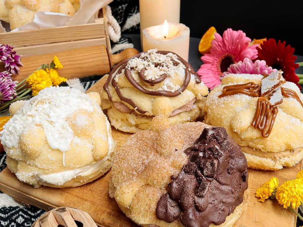 Variedades de pan de muerto relleno en una cafetería de la Ciudad de México.