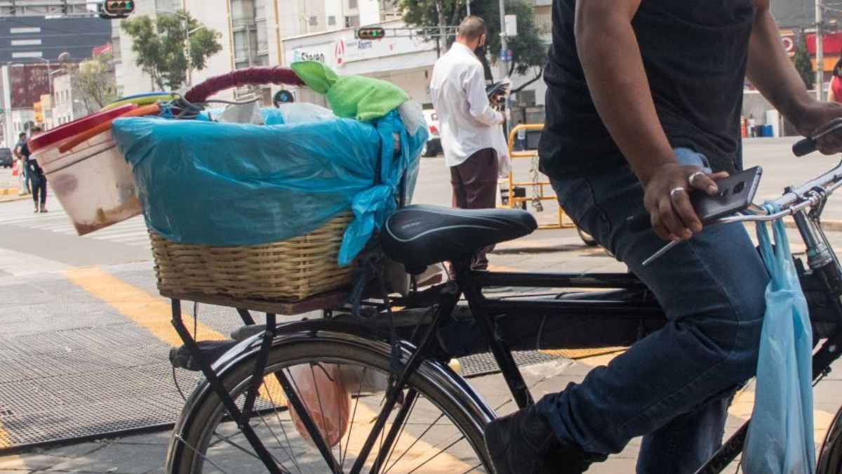 Vendedor de tacos de canasta en bicicleta, mostrando la popularidad y accesibilidad de este tipo de taco.