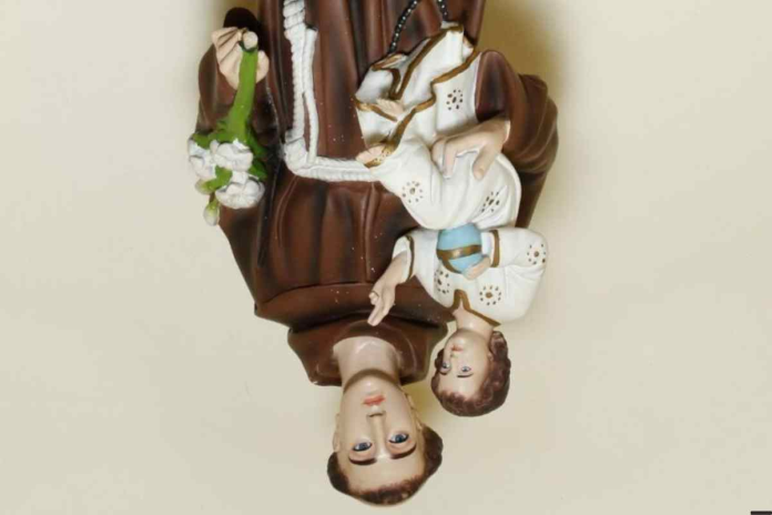 cual es el santo que se pone de cabeza
