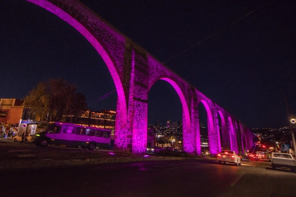 Acueducto de Querétaro iluminado por la noche, un ícono para un fin de semana en Querétaro.