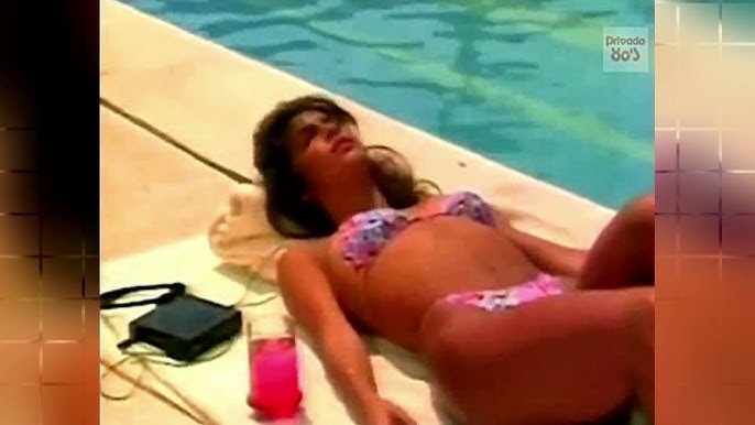 Biby Gaytán en bikini nadando en la alberca, mostrando su figura y estilo atemporal.