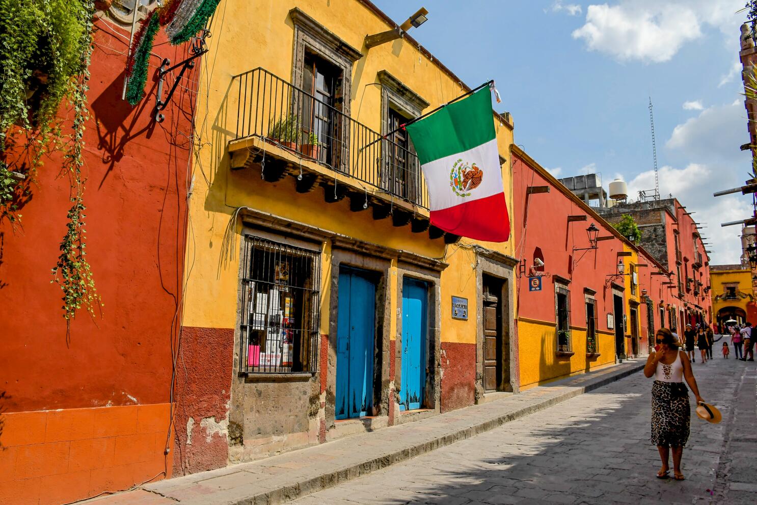 Calles adoquinadas de San Miguel de Allende, Guanajuato, una ciudad con encanto y arte.