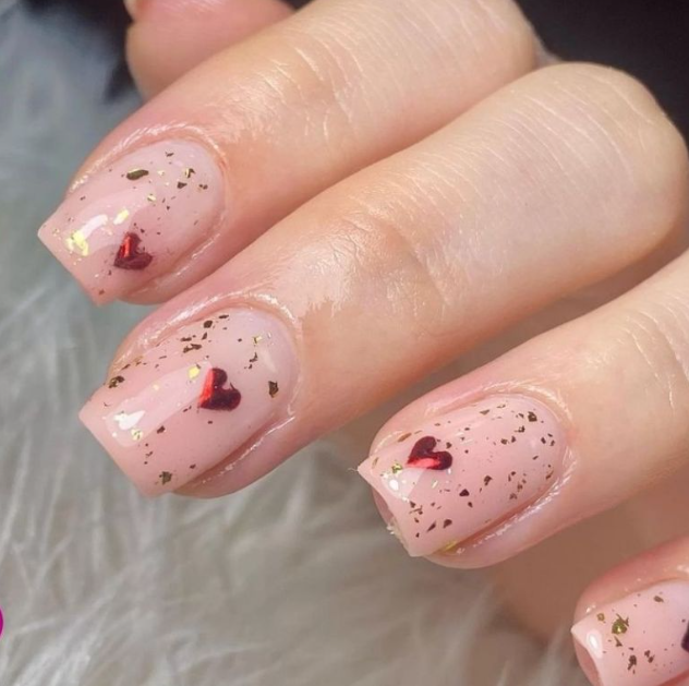 Uñas con Detalles de "Hoja de Oro"