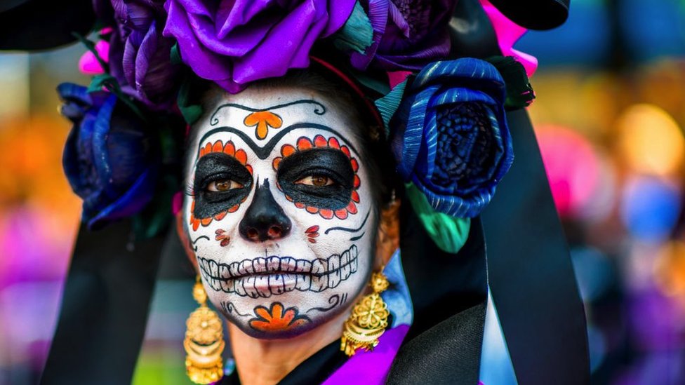 Desfile de Catrinas en la Ciudad de México, una manifestación moderna de la celebración del Día de Muertos.