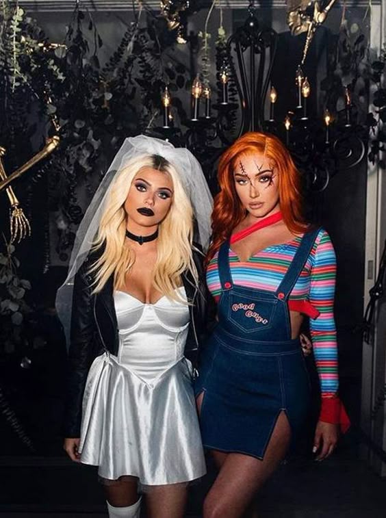 Dos chicas disfrazadas de Chucky y Tiffany, una idea clásica de disfraces de Halloween para chicas.