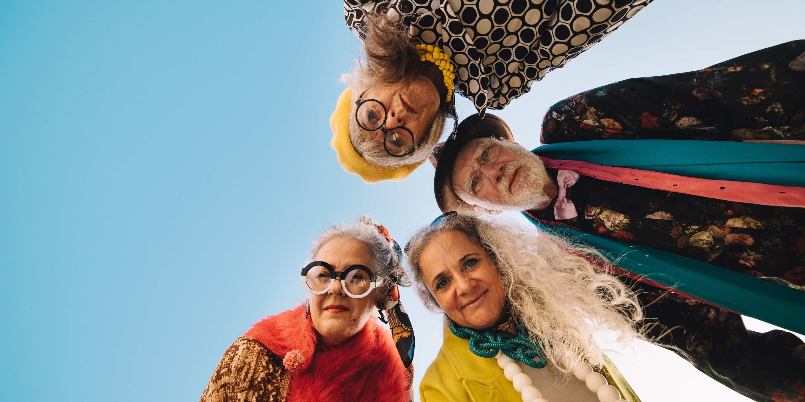 Grupo de personas de edad avanzada, representando a los Baby Boomers.
