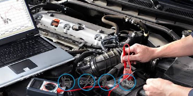 Interior de un taller mecánico con un auto siendo revisado, donde el escaneo es una parte crucial del mantenimiento.