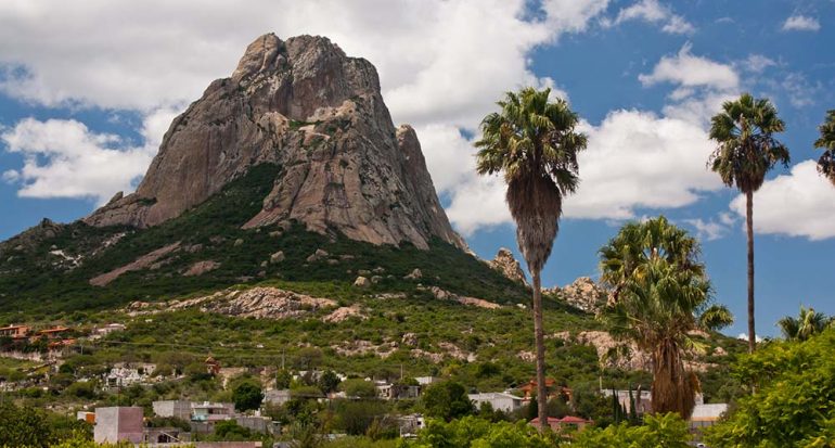 La Peña de Bernal, un imponente monolito en Querétaro, ideal para la aventura.