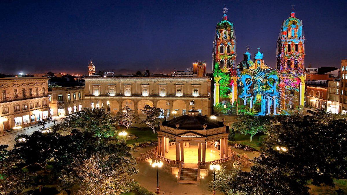La Plaza de Armas de Santiago de Querétaro por la noche, vibrante y llena de vida.