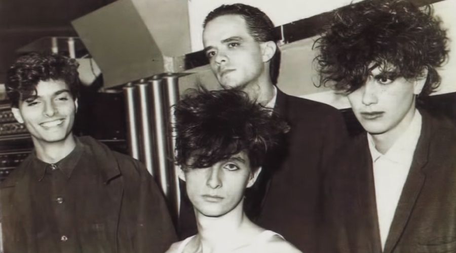 La banda Caifanes en el escenario durante los años 80, con Saúl Hernández como vocalista.