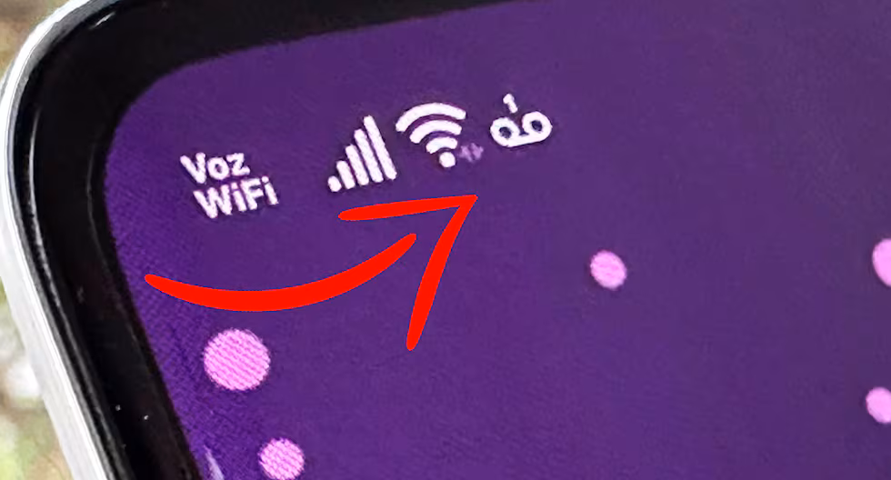 Notificaciones de un teléfono móvil con el icono de buzón de voz, indicando mensajes pendientes.