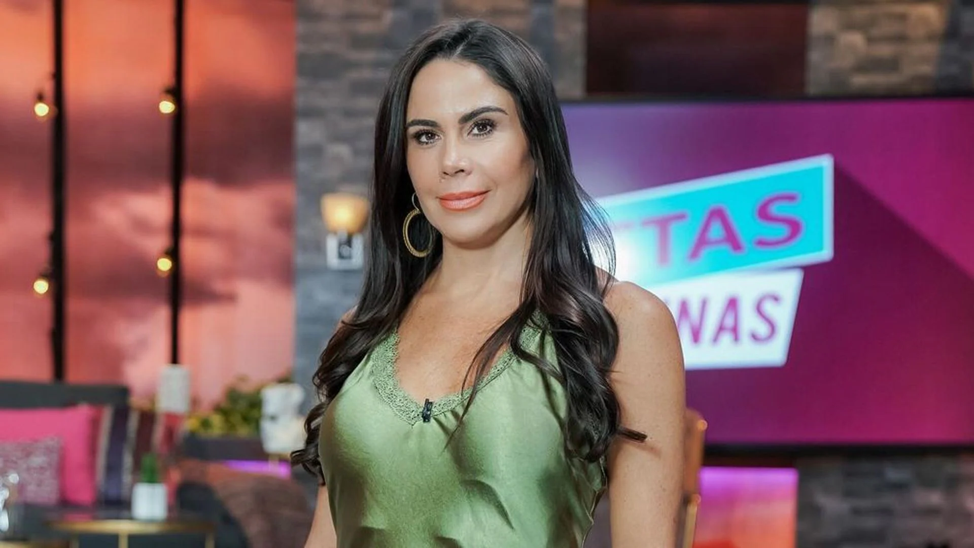 Paola Rojas en Netas Divinas, con Angélica Aragón hablando sobre Ferrusquilla como padre, un ejemplo de la fuerza de la paternidad.