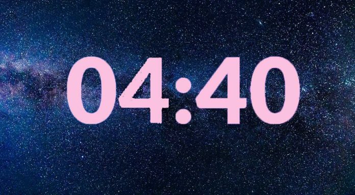 Pareja comunicándose con amor, representando el significado de la hora espejo 4-44 en el ámbito sentimental. Pareja comunicándose con amor, representando el significado de la hora espejo 4-44 en el ámbito sentimental.