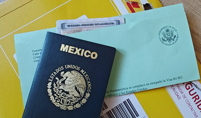 Pasaporte abierto con una visa de Estados Unidos, representando el proceso de renovación de visa de turista.