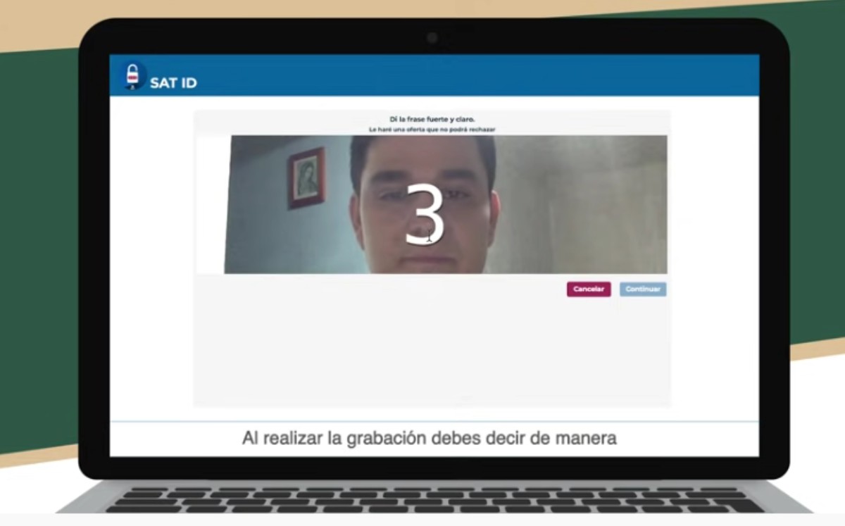 Persona realizando su declaración anual en una computadora, tras recuperar su contraseña del SAT.