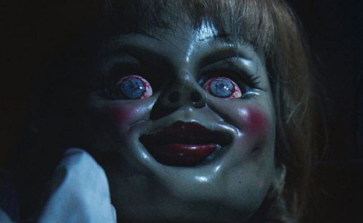 Primer plano de la muñeca Annabelle en la película, con su aspecto de porcelana.