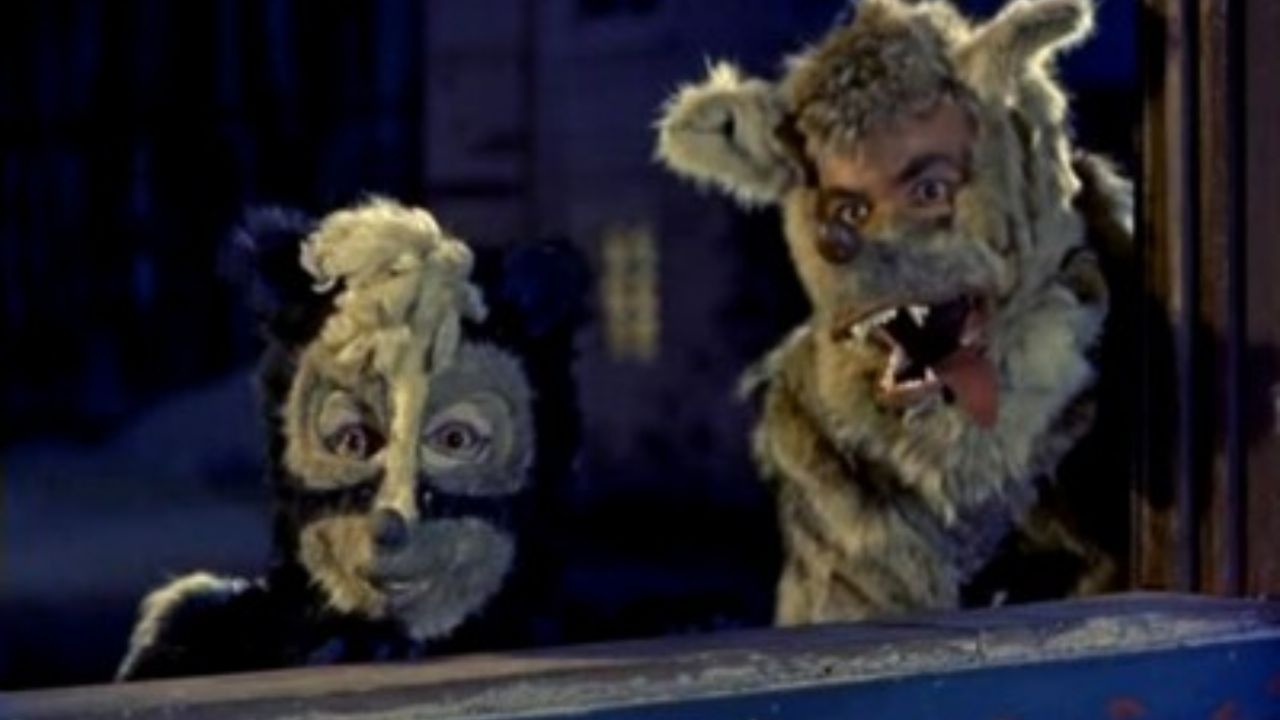 Rafael Muñoz Aldrete como El Zorrillo Apestoso en Caperucita Roja, una figura memorable del cine mexicano infantil.